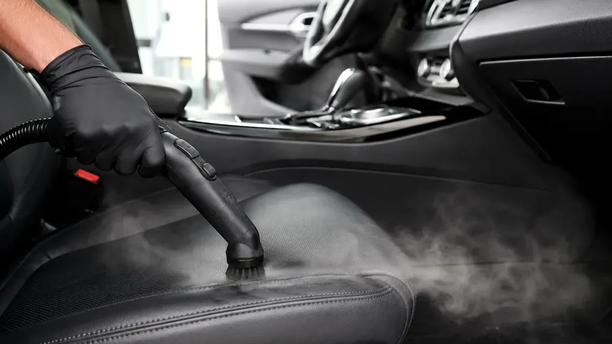 Limpieza profesional a vapor del tapiz interior de un auto