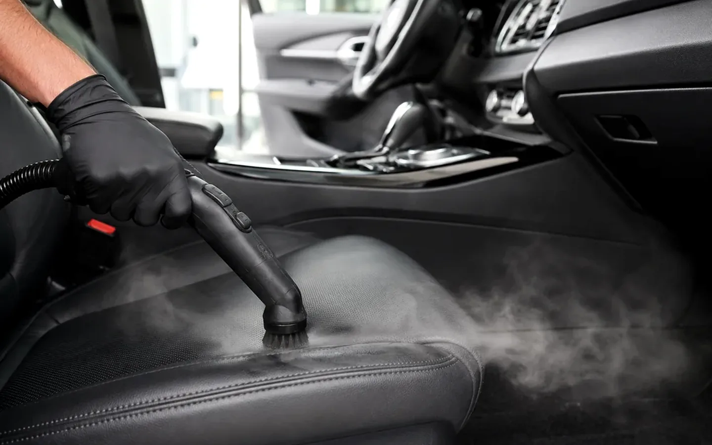 Limpieza profesional a vapor del asiento interior de un auto